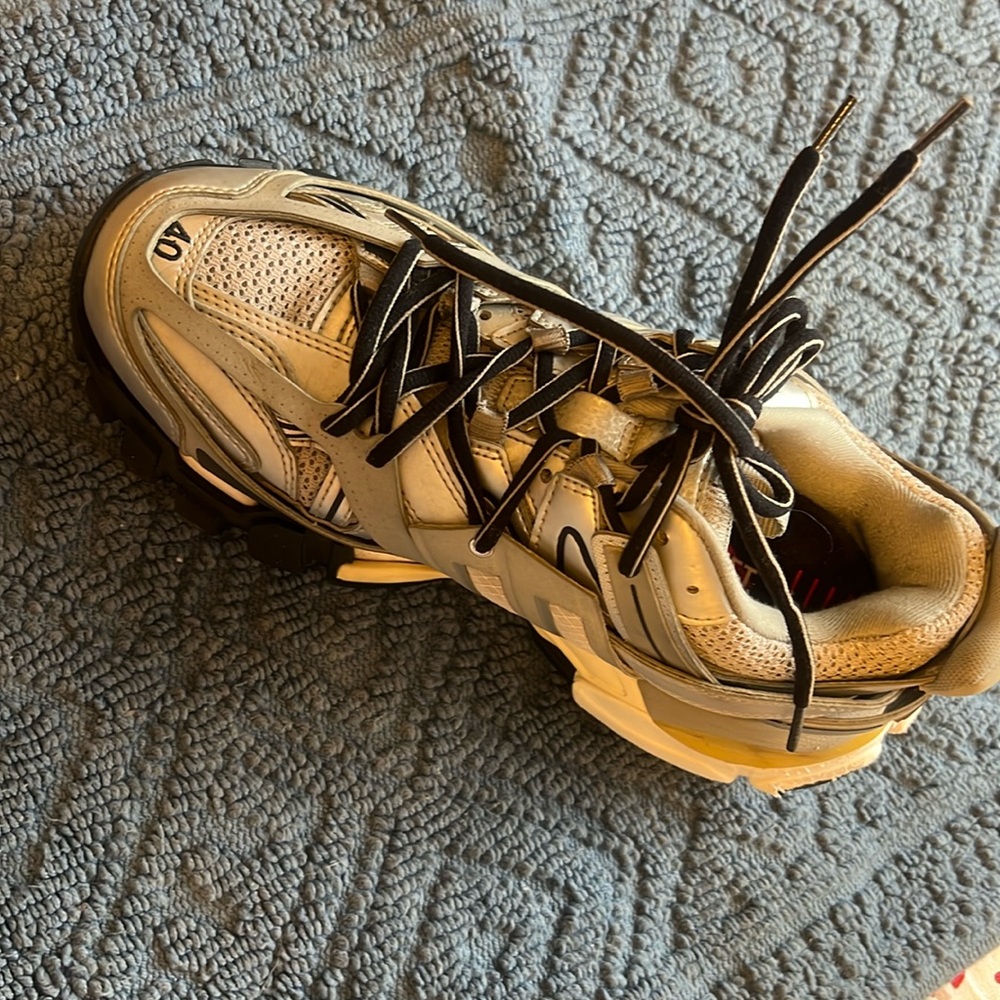 gently used fits a size 9